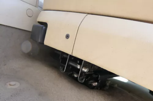Q757 VW New Beetle 9C 1Y Sitz vorne links Fahrersitz Leder creme beige besch SHZ (175378)