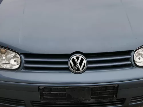 VW Golf 4 Grill Kühlergrill VW Zeichen Logo blau LD5X