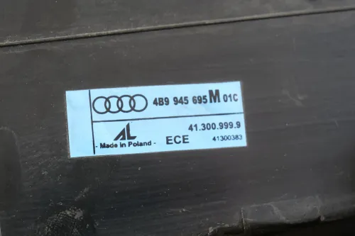 Audi A6 4B Kombi Avant Rücklicht Mitte Rückleuchtenband Blende 4B9945695M (202278)