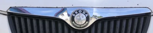 Skoda Fabia 5J Zeichen Emblem Kühlergrill Grill 5J0853633