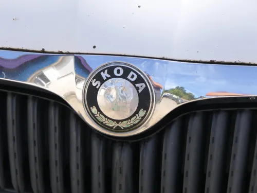 Skoda Fabia 5J Zeichen Emblem Kühlergrill Grill 5J0853633 (202330)