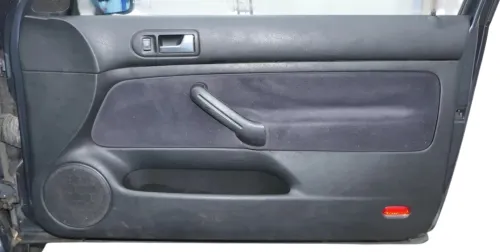 VW Golf 4 2/3-Türer Türverkleidung Verkleidung Tür vorne rechts schwarz Griff