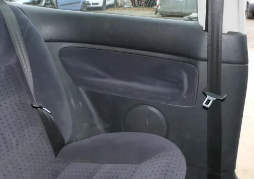 VW Golf 4 1J 2/3-Türer Verkleidung Seite hinten links schwarz Abdeckung Velour